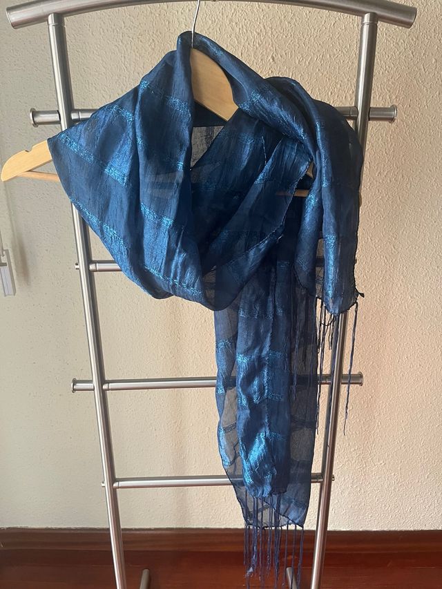 Fular azul con detalles brillantes