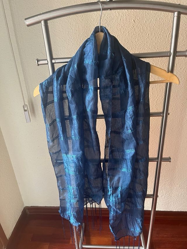 Fular azul con detalles brillantes