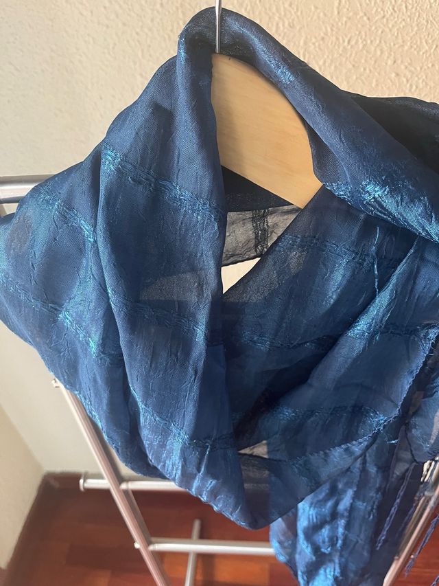 Fular azul con detalles brillantes