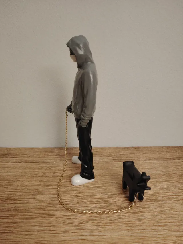 Figura Banksy con perro y cadena