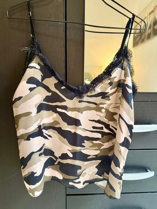 Blusa Camuflaje con Encaje Negro