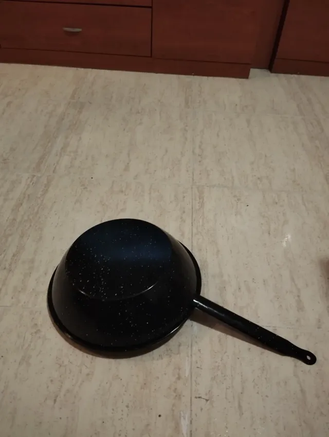 Sartén antigua de metal negra