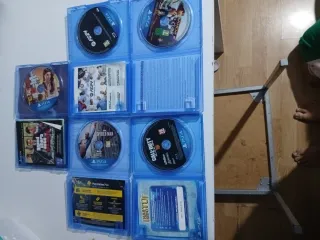 PS4 Slim Negra + 5 Juegos y Mando