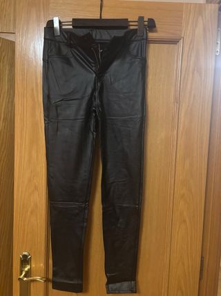 Pantalón efecto piel negro