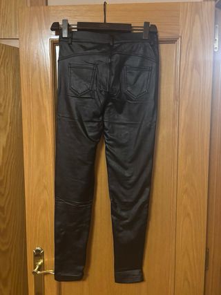 Pantalón efecto piel negro