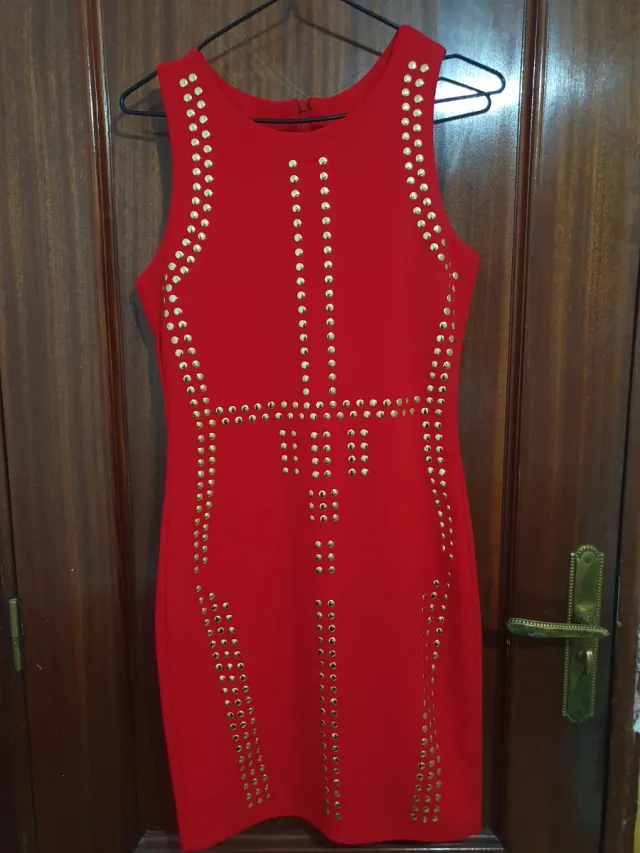 Vestido Rojo con Tachuelas Doradas