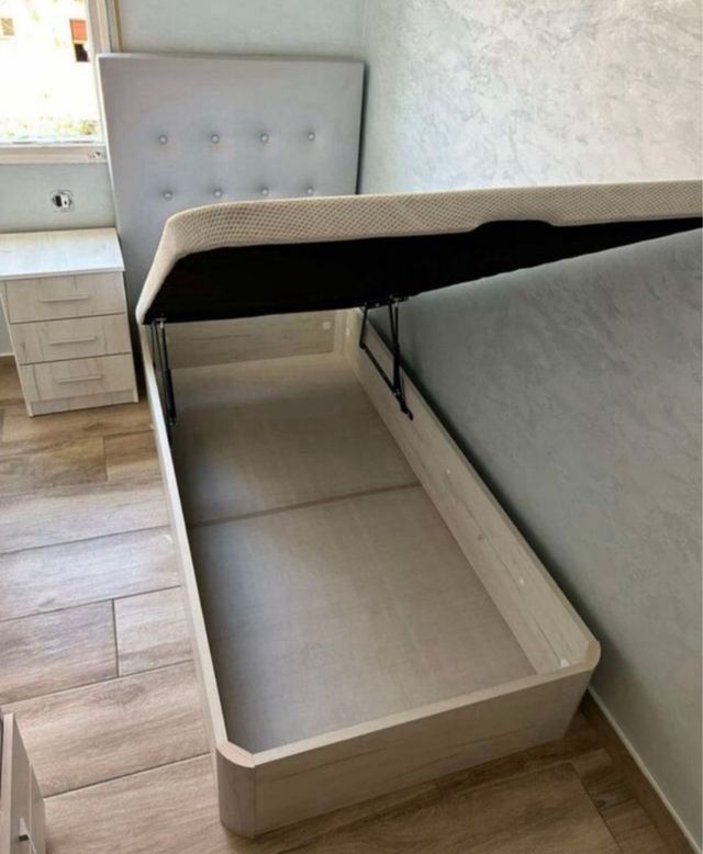 Vendita di canapés, materassi e basi per divani