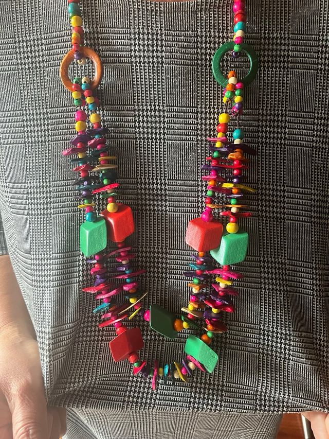 Collar de cuentas de madera multicolor