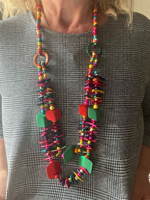 Collar de cuentas de madera multicolor