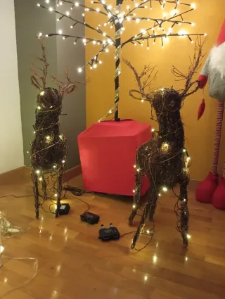 Pareja de renos decorativos con luces