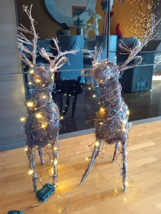 Pareja de renos decorativos con luces