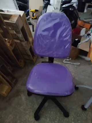 Silla de escritorio violeta plastificada.