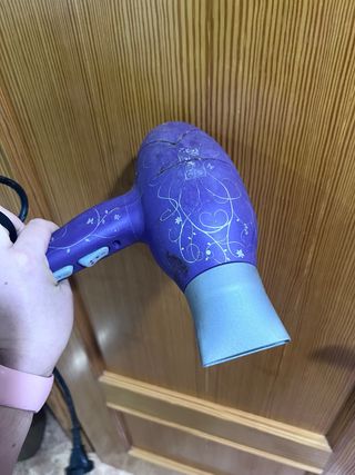 Secador de pelo morado con diseño floral