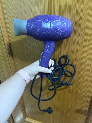 Secador de pelo morado con diseño floral