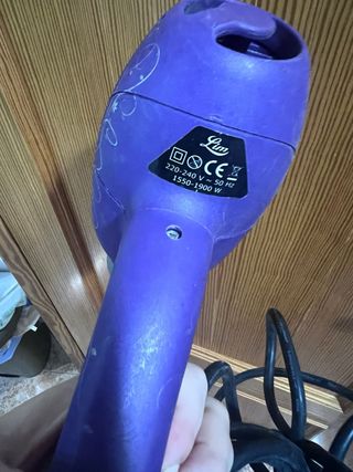 Secador de pelo morado con diseño floral