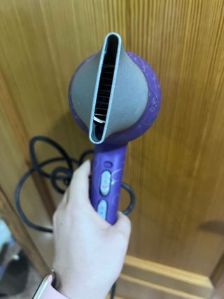 Secador de pelo morado con diseño floral