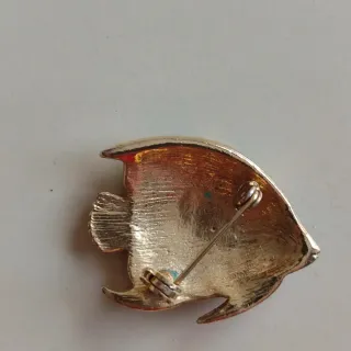 Broche,alfiler,joyas,de pez con pedrería y esmalte