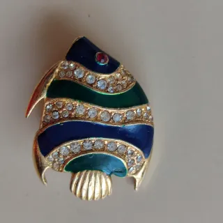 Broche,alfiler,joyas,de pez con pedrería y esmalte