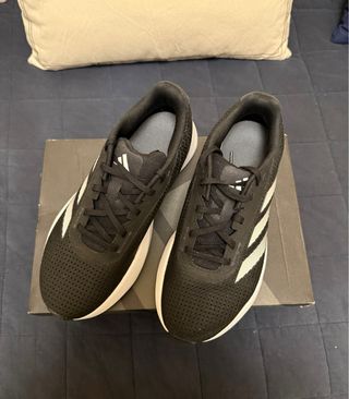 Zapatillas Adidas Negras y Blancas