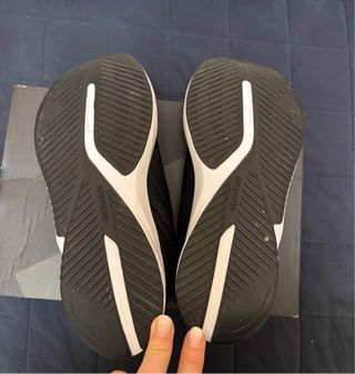 Zapatillas Adidas Negras y Blancas