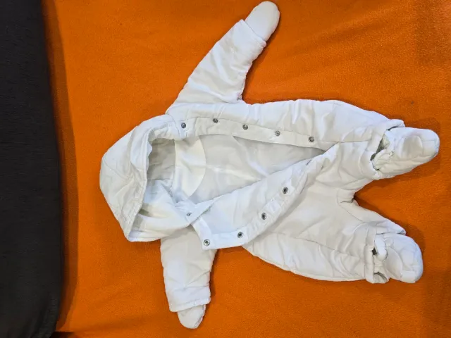 Abrigo bebé blanco con manoplas y patucos