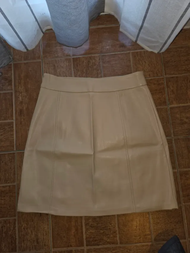 Falda beige de cuero sintético