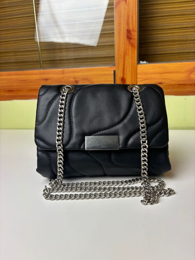 Bolso acolchado Pull&Bear negro con cadena