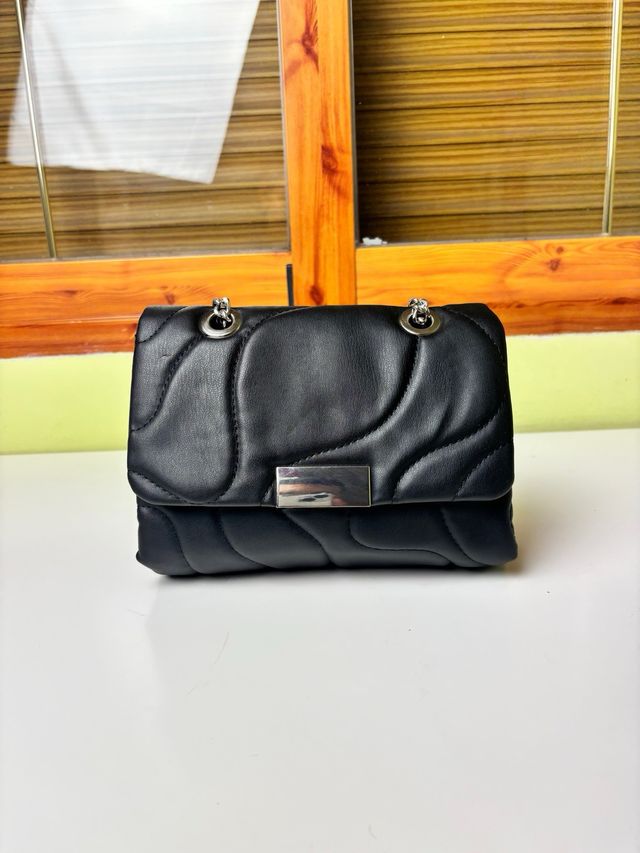 Bolso acolchado Pull&Bear negro con cadena