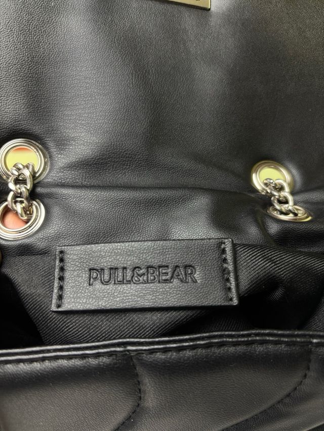 Bolso acolchado Pull&Bear negro con cadena