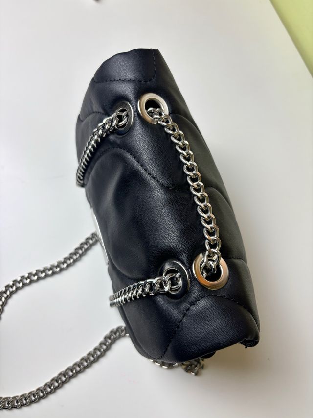 Bolso acolchado Pull&Bear negro con cadena