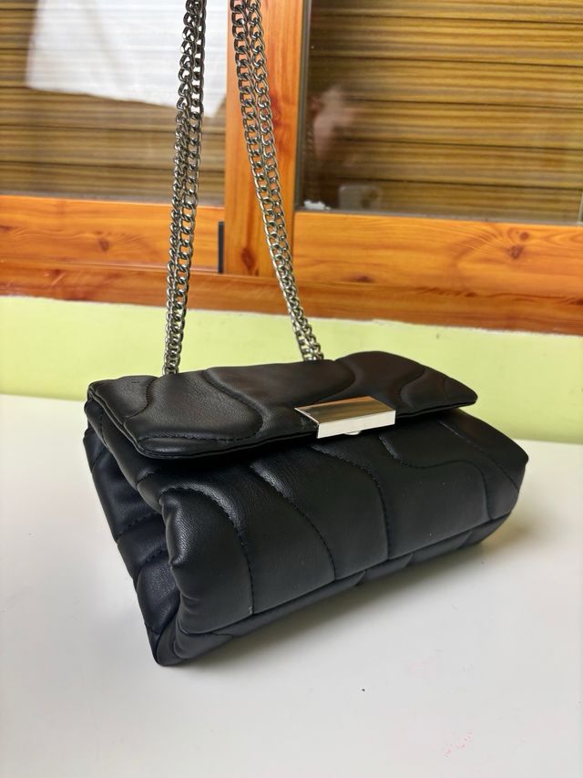 Bolso acolchado Pull&Bear negro con cadena