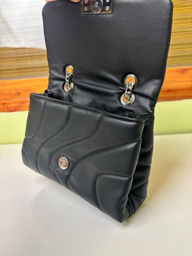 Bolso acolchado Pull&Bear negro con cadena