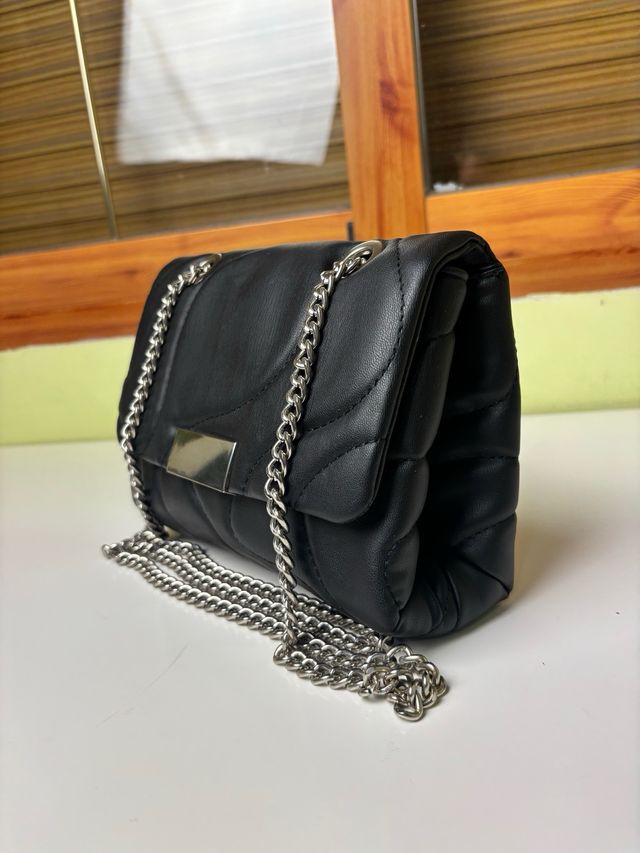 Bolso acolchado Pull&Bear negro con cadena