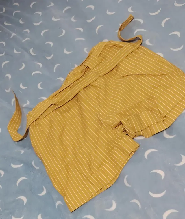 Shorts de mujer amarillos a rayas