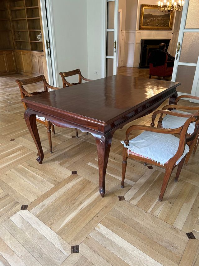 Tavolo da pranzo in legno scuro