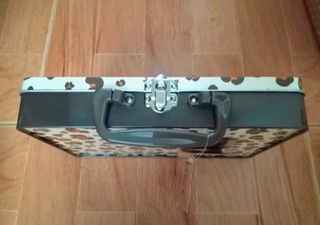 Maleta maquillaje metálica con 28 accesorios NUEVA