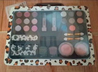 Maleta maquillaje metálica con 28 accesorios NUEVA
