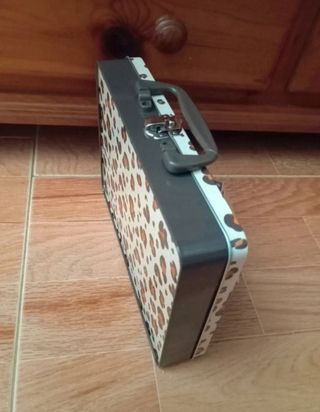 Maleta maquillaje metálica con 28 accesorios NUEVA