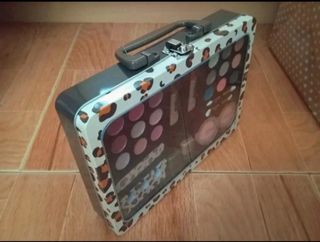 Maleta maquillaje metálica con 28 accesorios NUEVA