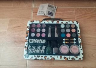 Maleta maquillaje metálica con 28 accesorios NUEVA