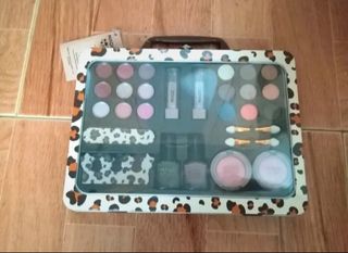 Maleta maquillaje metálica con 28 accesorios NUEVA