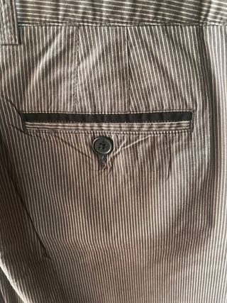 Pantalones Mango grises de raya diplomática