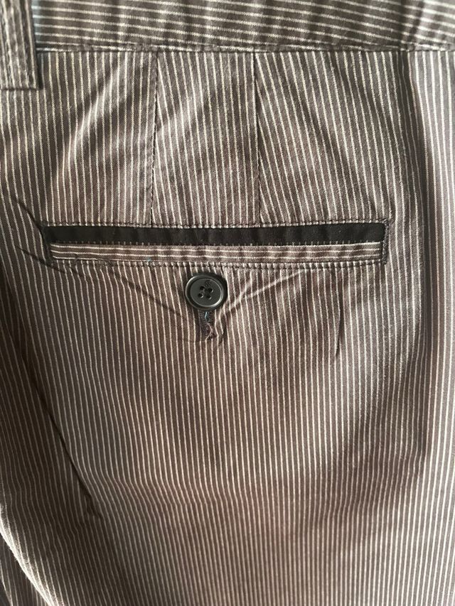 Pantalones Mango grises de raya diplomática