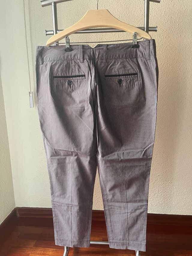 Pantalones Mango grises de raya diplomática