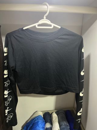 Camisa Nike manga larga crop top negra
