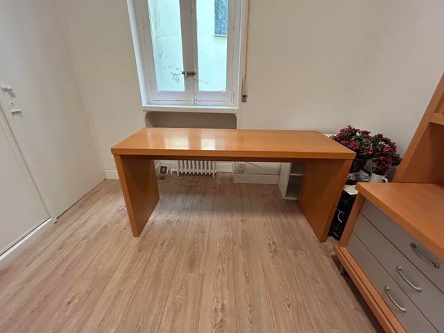 Scrivania in legno marrone e grigio