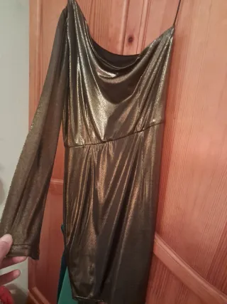 Vestido fiesta dorado un hombro