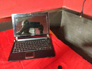 Ordenador portátil pequeño con cargador