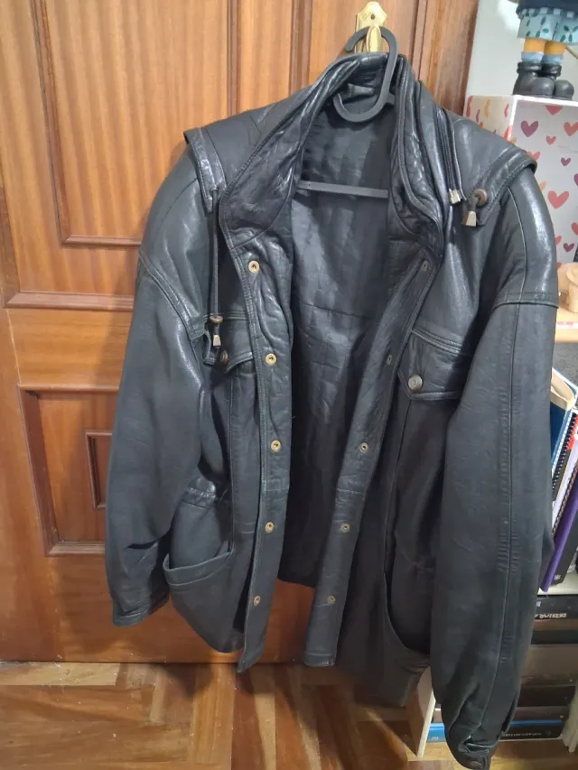 Cazadora de Piel Negra con Capucha