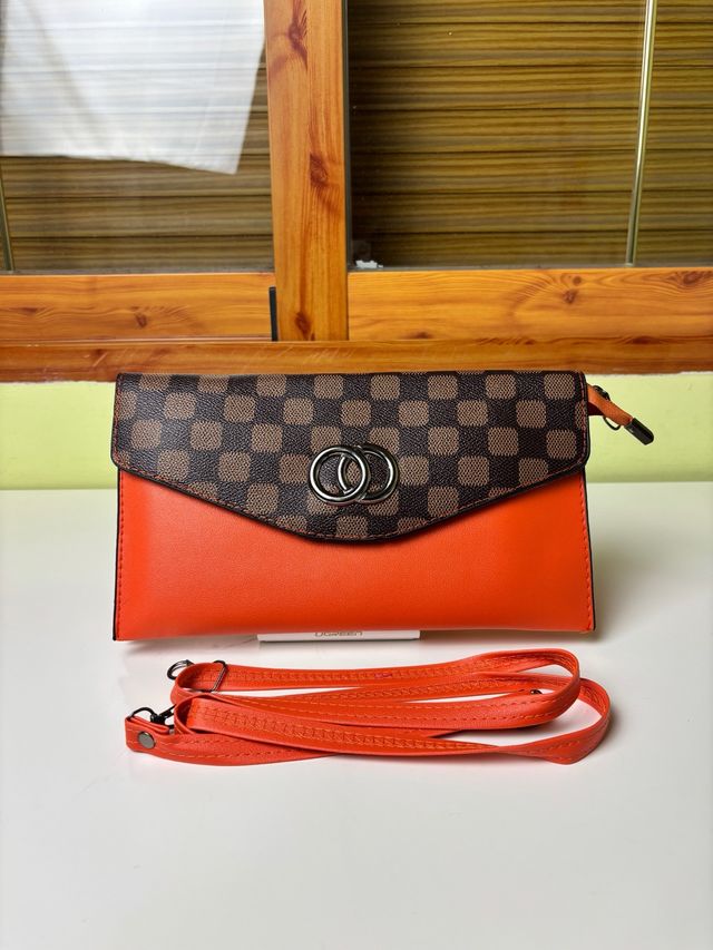 Bolso bandolera naranja y marrón con solapa